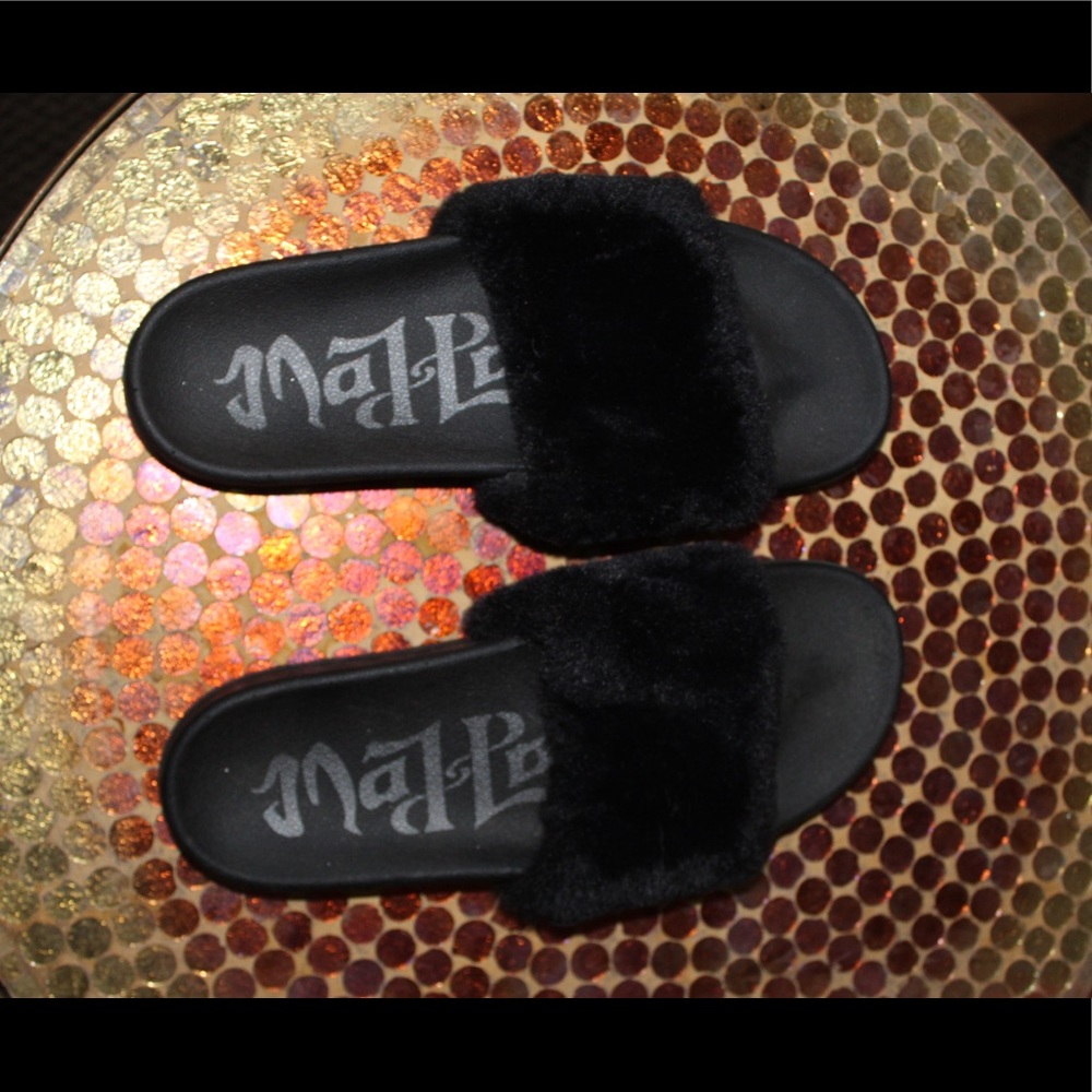 🙌🏽Black fuzzy slides🙌🏽